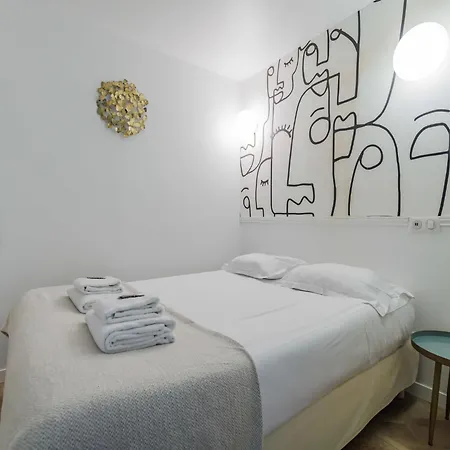 Chic, Comfortable Flat Near Rue Montmartre