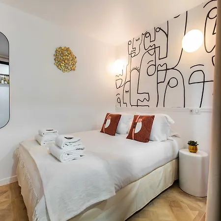 Chic, Comfortable Flat Near Rue Montmartre