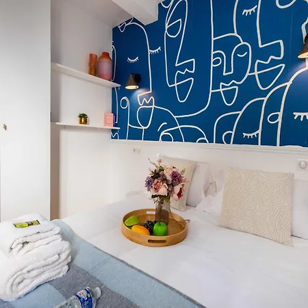 Chic, Comfortable Flat Near Rue Montmartre Париж