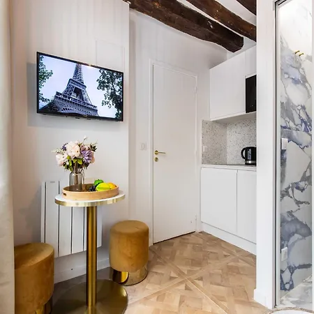 Chic, Comfortable Flat Near Rue Montmartre Париж
