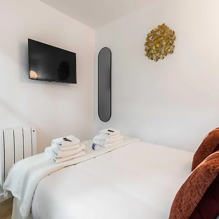 Chic, Comfortable Flat Near Rue Montmartre Париж